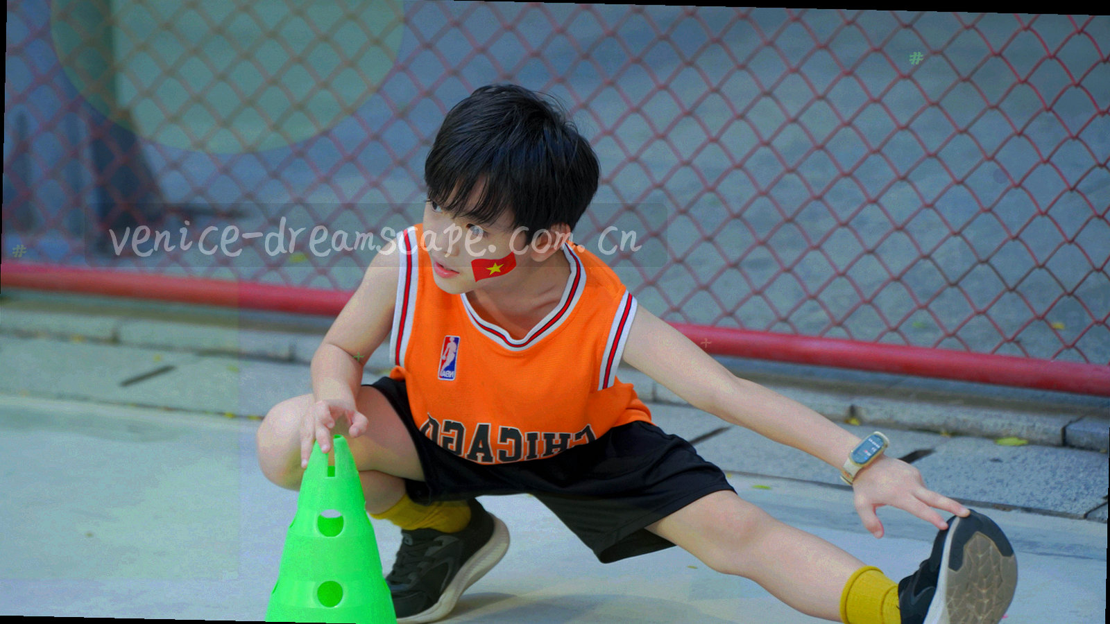 水面波纹与刻度卷轴叠加的抽象图形，暗蓝色调，用于表达版本随时间推进